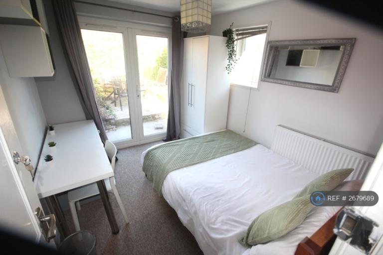 5 bedroom house in Harold Road, Southsea, PO4 (5 bed) (#2679689)