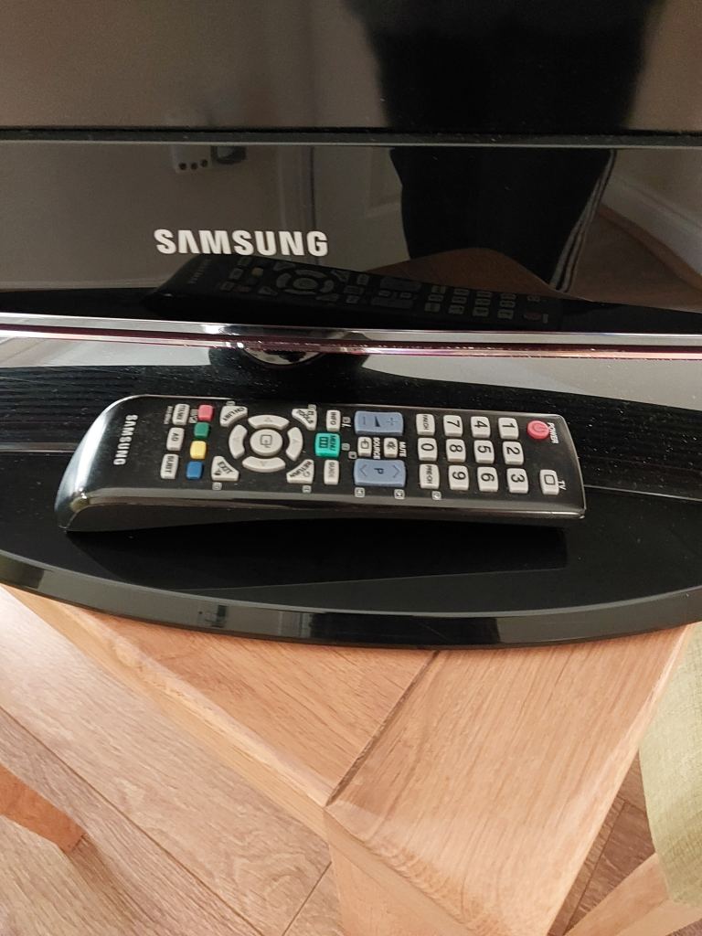 samsung 32inch flat screen tv in black 