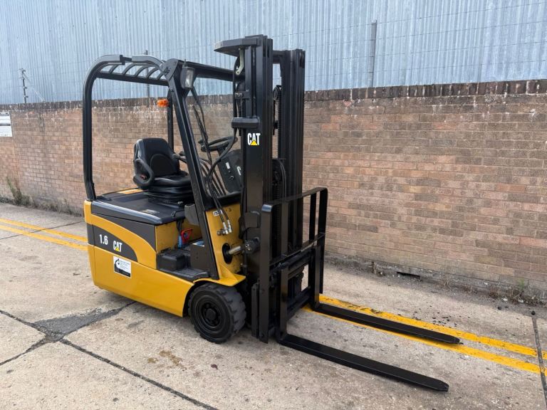 2006 Caterpillar 1.6t electric forklift, container spec triple mast, sideshift 