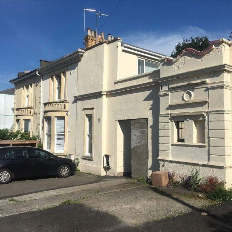 Refurbished studio flat available in Redland. Rent includes council tax, water and internet.