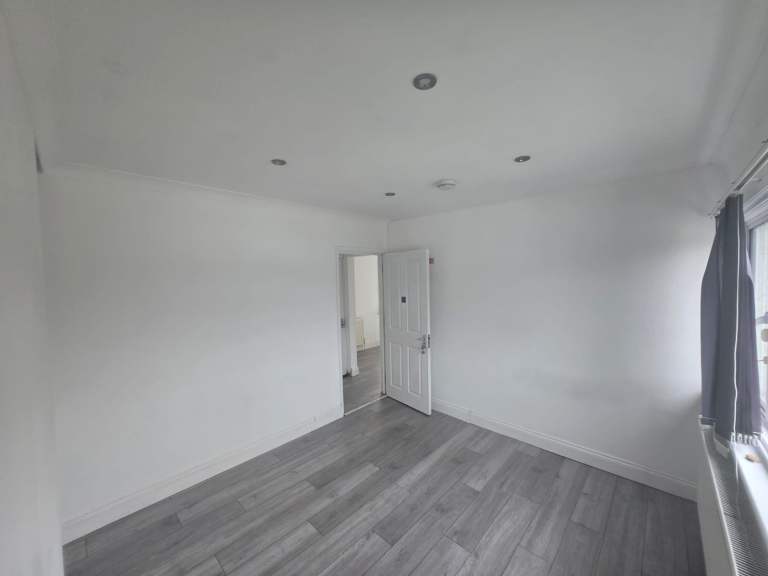 Double Room to rent (Suitable for couples)