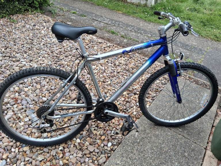 Mens Saracen mountain bike