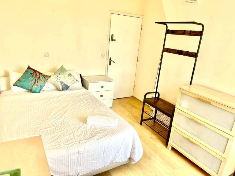 Two Double Rooms Gay Friendly Flat share, Short  long Term. Vauxhall, Available Now