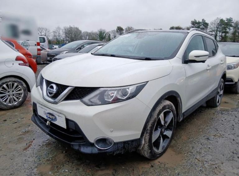 Nissan Qashqai 1.6 dci 2017 white BREAKING FOR PARTS 