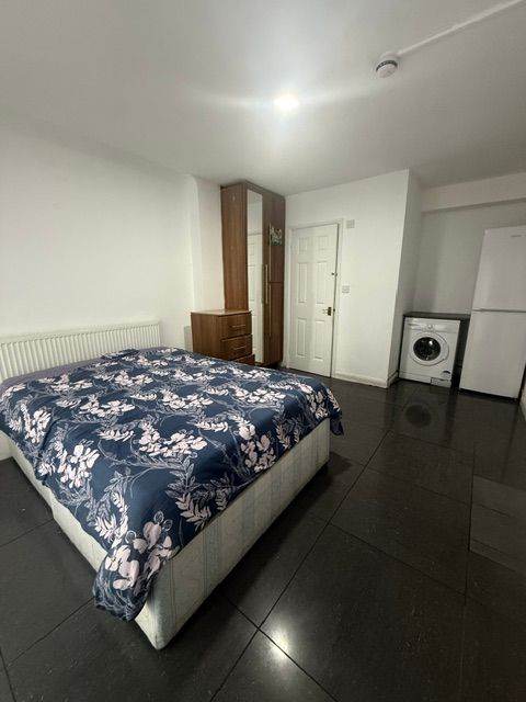 ALL INCLUSIVE ONE BEDROOM, SHARED KITCHEN, LICHFIELD ROAD