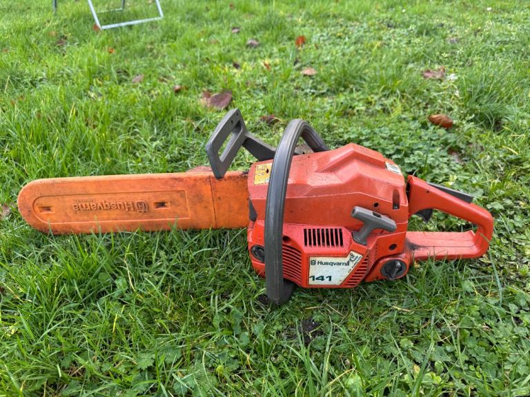 Husqvarna 141 chainsaw