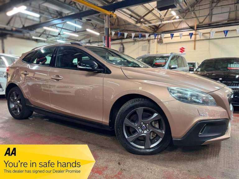 Volvo V40 Cross Country 2.0 T5 Lux Nav Hatchback 5dr Petrol Geartronic AWD Euro 6 (s/s) (245 ps) ...