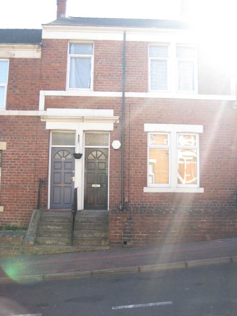 2 bedroom upper flat available to rent on Howe Street in Gateshead!