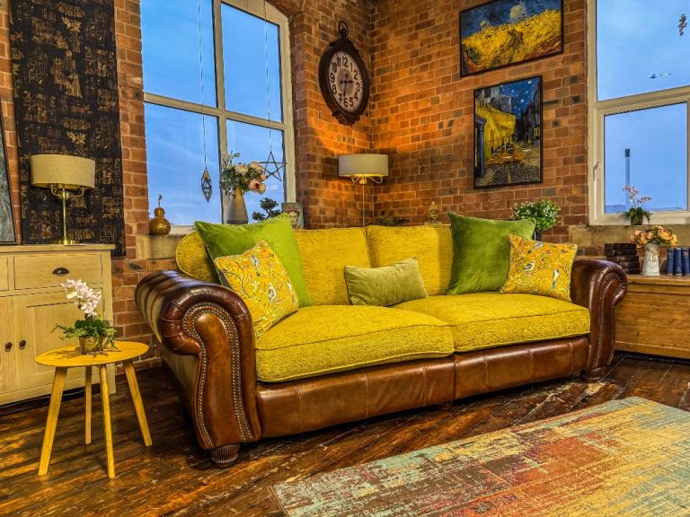 Classic Split 4 Seater Sofa- Excellent Condition!