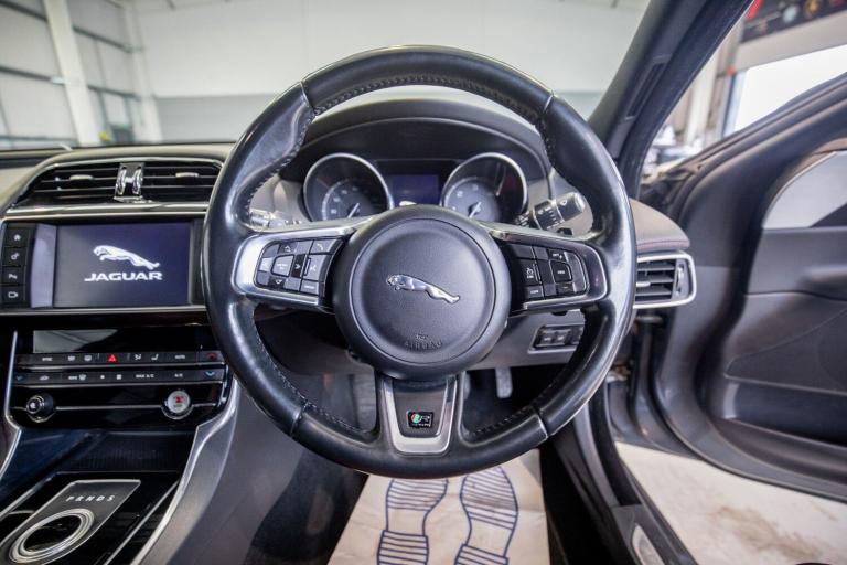 2015 Jaguar XE 2.0d R-Sport Saloon 4dr Diesel Auto Euro 6 (s/s) (180 ps) *Rear Camera + Ke SALOON...