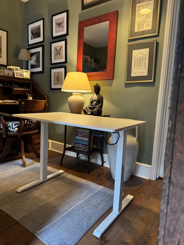 Electric height adjustable standing desk