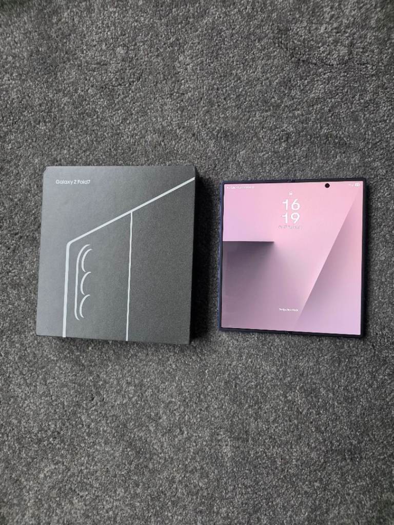 Like NEW Samsung Galaxy Z Fold 7 Blue Shadow 256gb  FACTORY UNLOCKED still in warranty 