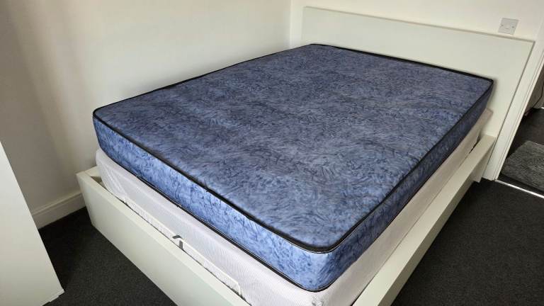 Comfortable Double Mattress – As Good As New, 140 x 190 cm