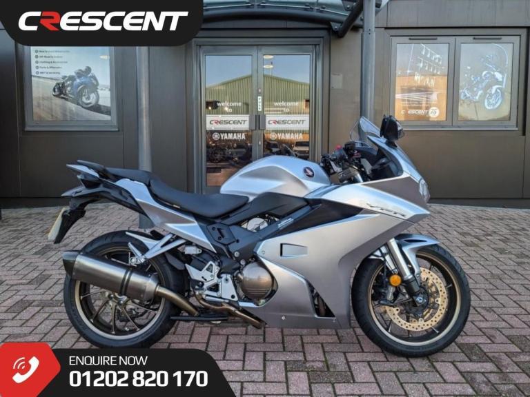 HONDA VFR800 2019- SILVER - 6 SERVICE STAMPS - AKRAPOVIC - HEATED GRIPS - RISERS