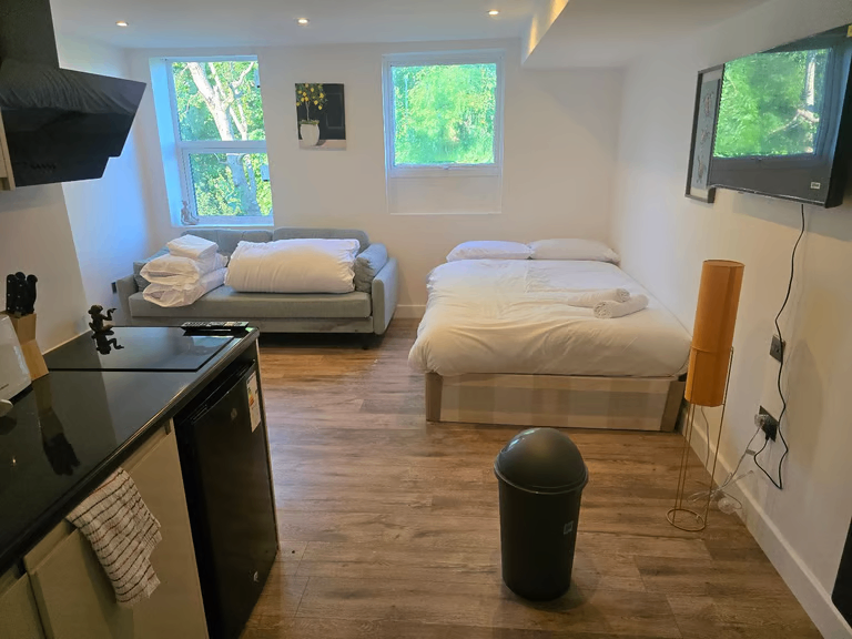 Spacious & Cosy Double Room For Rent AT SW16 4EJ