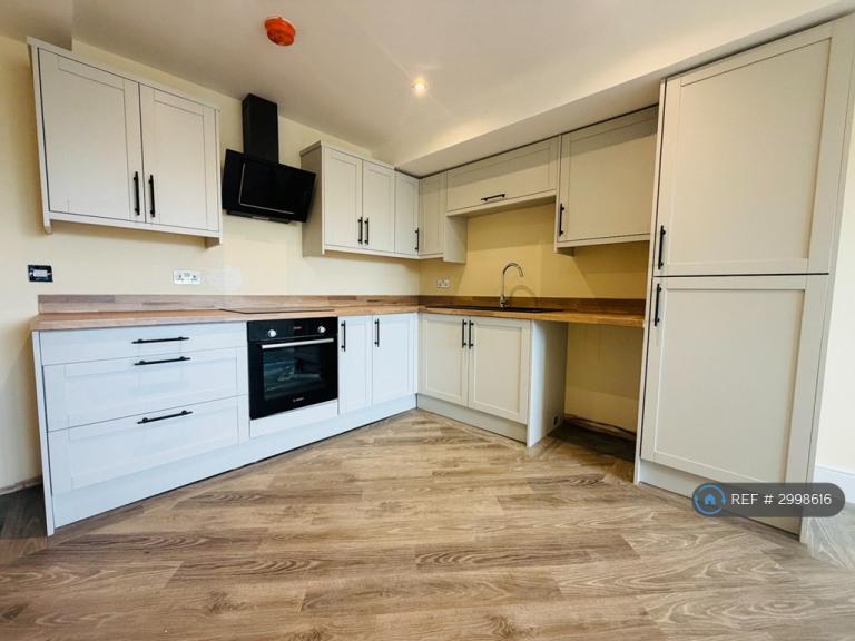 2 bedroom flat in Richardshaw Lane, Pudsey, LS28 (2 bed) (#2998616)