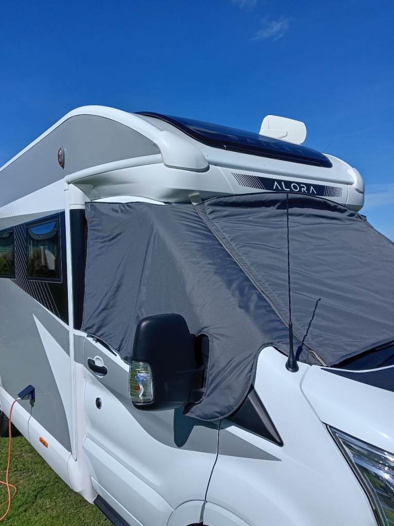 Motorhome windscreen cover