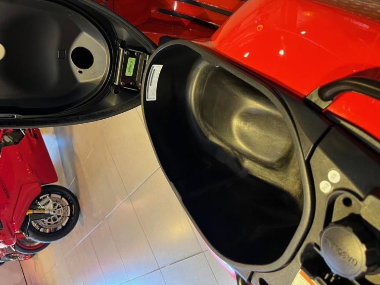 VESPA GTS 300 SUPERSPORT - 1400 MILES - 1 OWNER - EXTREMELY TIDY - EURO 5