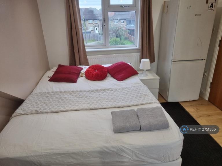 Studio flat in Great West Road, Hounslow, TW5 (#2751356)