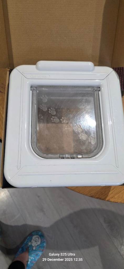 Cat flap 