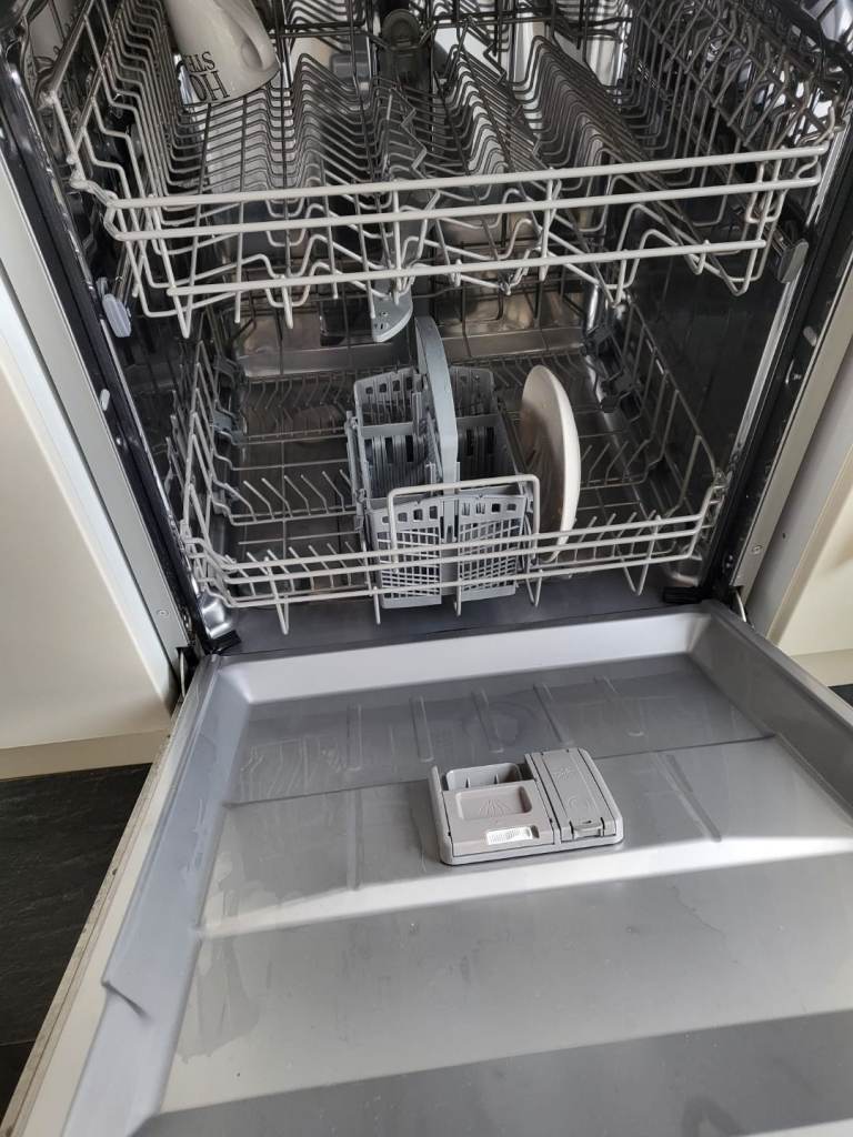 Nearly new dishwasher