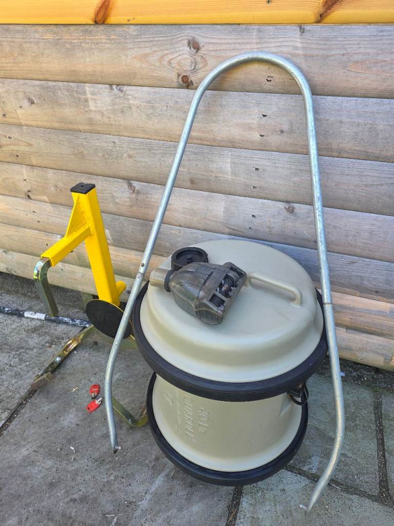 40L Aquaroll Water Carrier & Bulldog Caravan Wheel Lock – 2 Keys