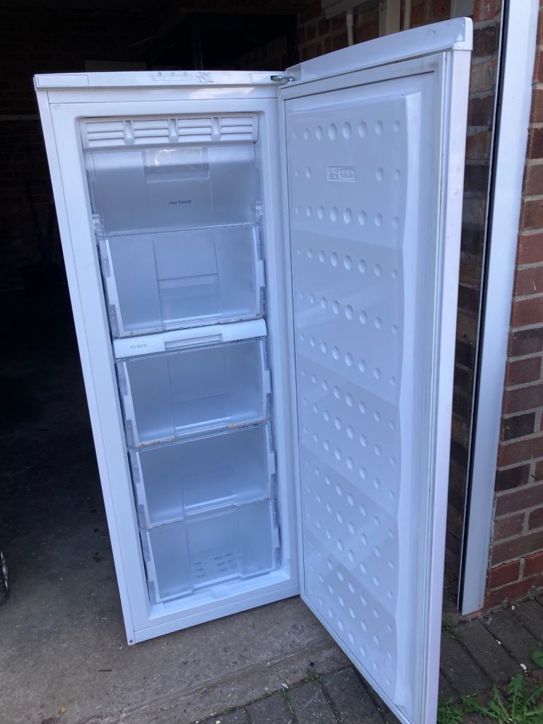 Upright freezer 