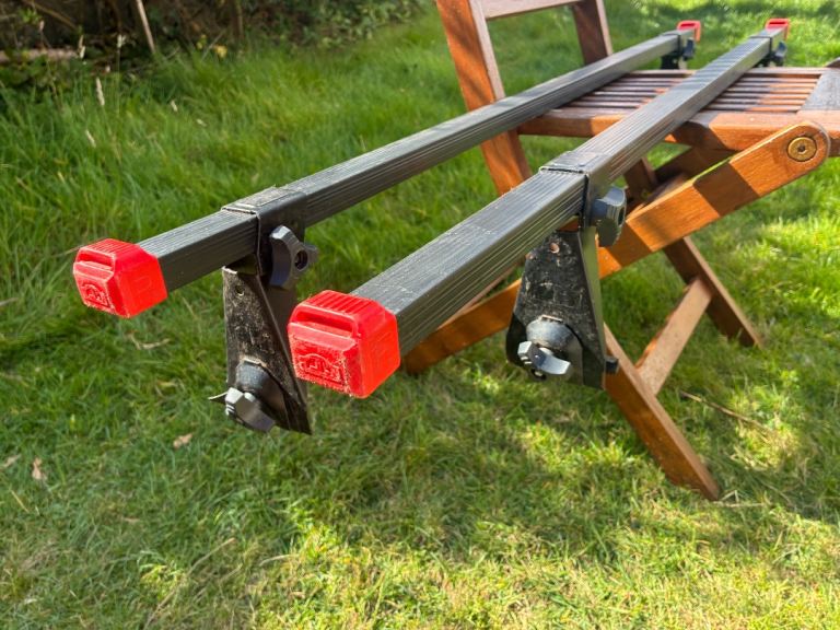Universal roof bars