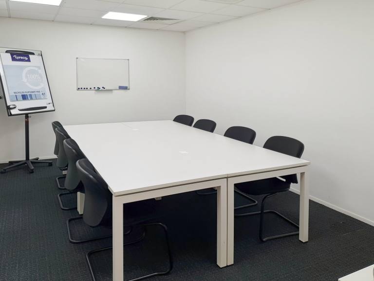 Horsham - RH12 1TL \ Large Flexible Office Space for Up to 10 Desks