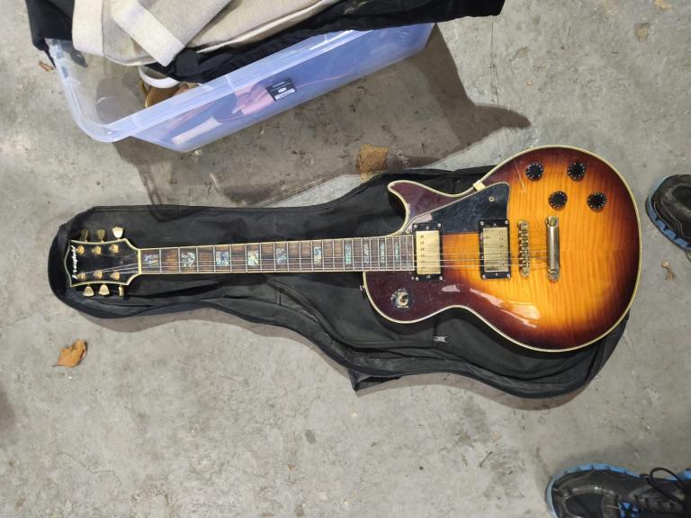 Electruc guitar with case