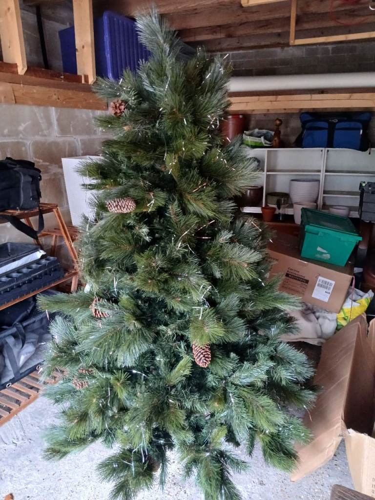 6ft Christmas tree nearly new 