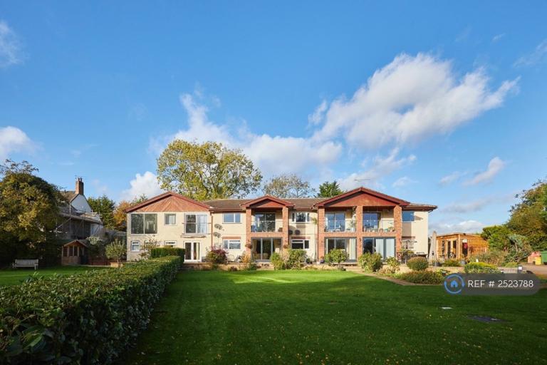 2 bedroom flat in Fairways Court, Hinckley, LE10 (2 bed) (#2523788)