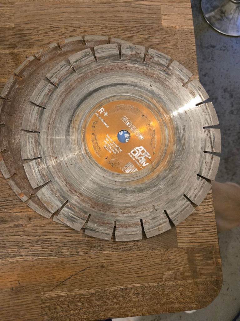 Concrete cutting discs