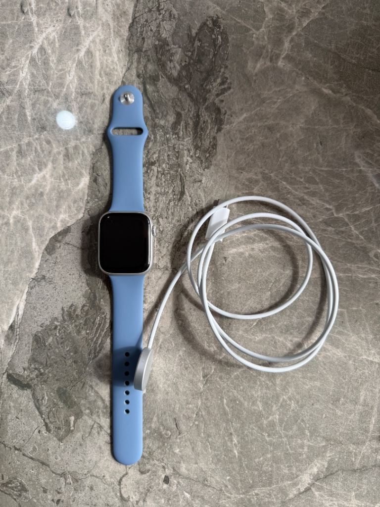 Apple Watch Series 8 GPS 45MM Aluminium (Silver with original Blue Strap)

Comes with cable (NO BOX 
