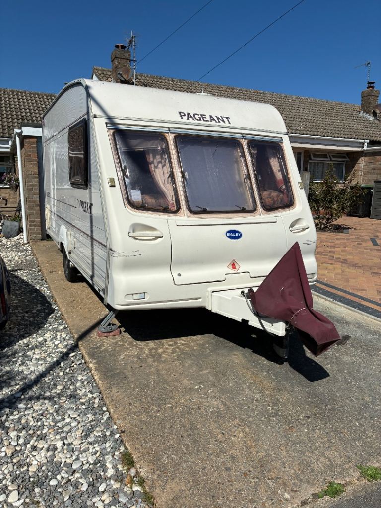 Bailey Pageant- over 20 years old. No inside mould.