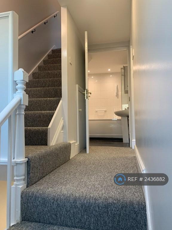 4 bedroom flat in Devonport Road, Plymouth, PL3 (4 bed) (#2436882)