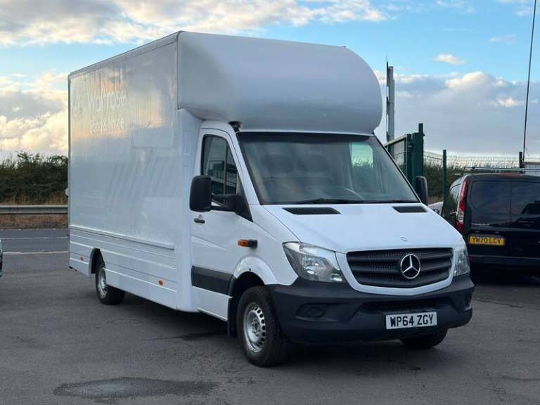 MERCEDES SPRINTER LUTON WITH TAILLIFT AND AIRCON.9,995 NO VAT