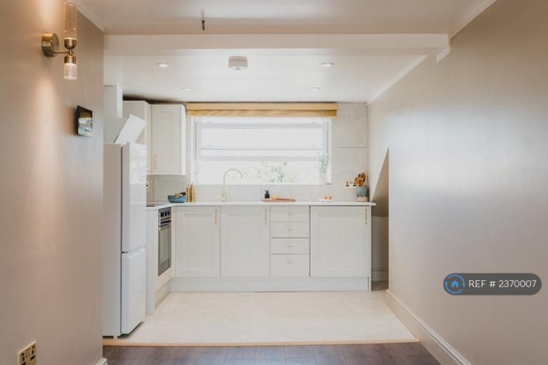 1 bedroom flat in Clarendon Gardens, Ramsgate, CT11 (1 bed) (#2370007)