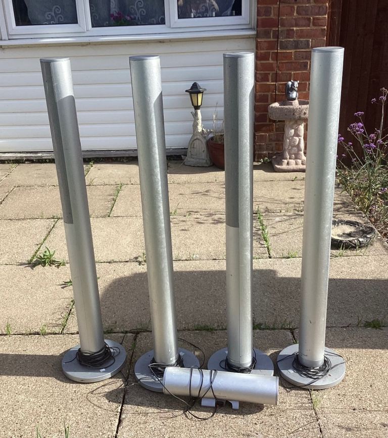 Set of four tall speakers and wall speaker untested 