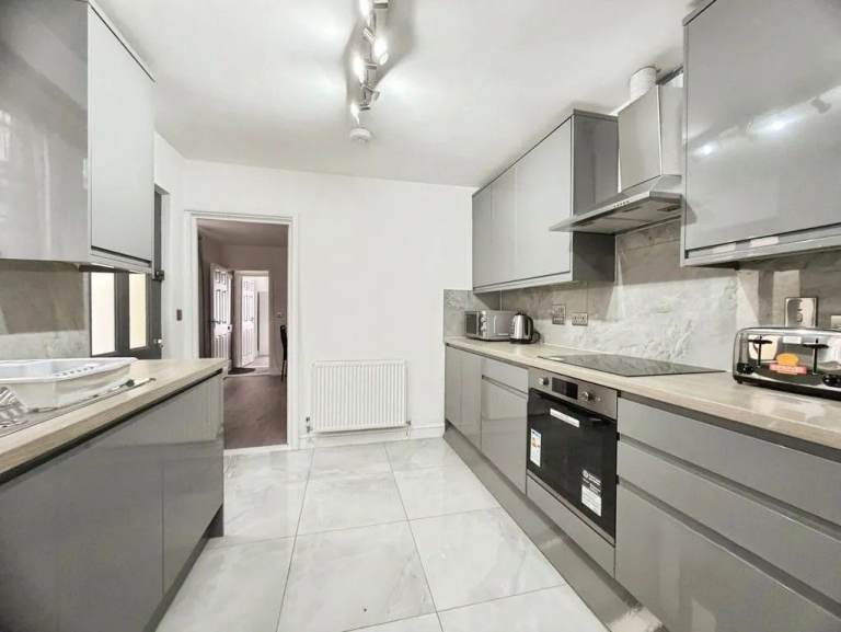 Spacious Double Bedroom - in Newly Refurbished House
