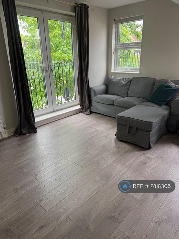2 bedroom flat in Merton High Street, London, SW19 (2 bed) (#2818306)