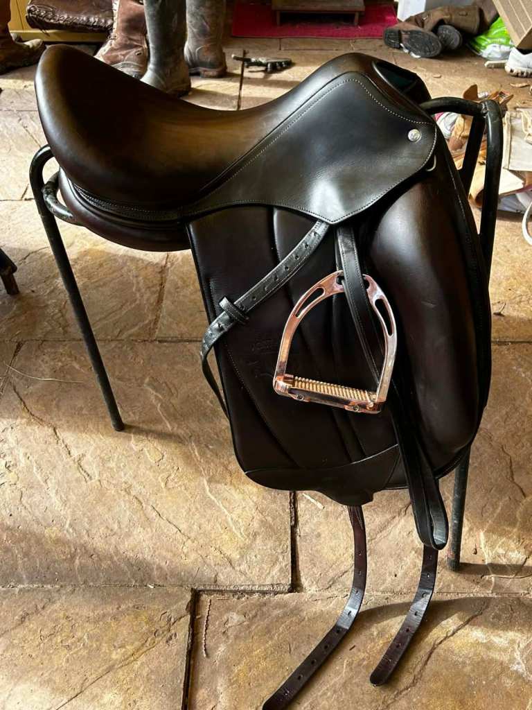 Voltaire Adelaide Dressage Saddle 17.5" Brown Buffalo Medium