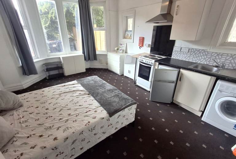 Spacious Bedsit available to let in Winton area