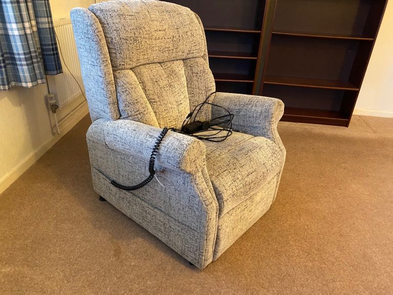 RISER RECLINER CHAIR