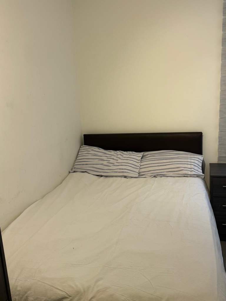 Double room with dedicated Toilet and bathroom at Laindon Station 