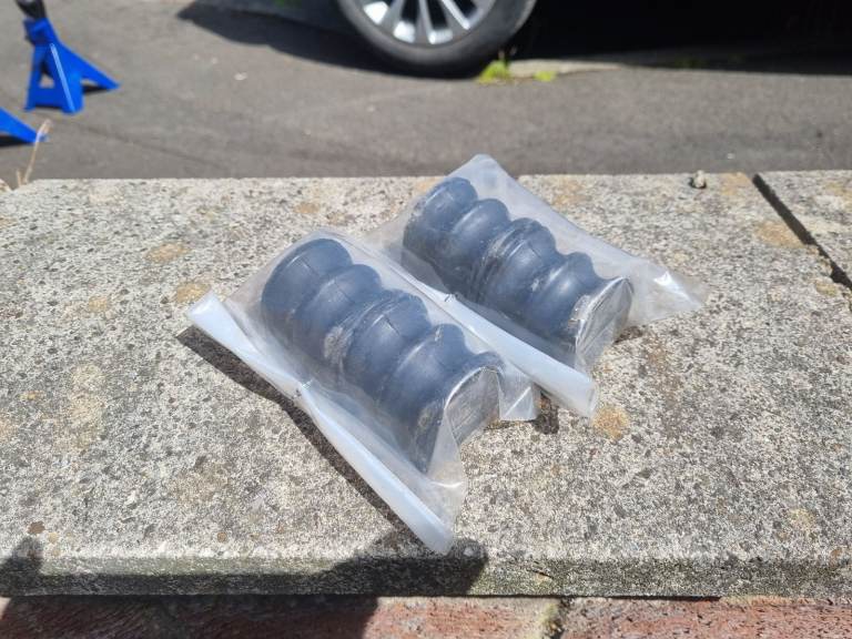 Nissan Pathfinder Rear Anti-Sway Rubber Mounts.