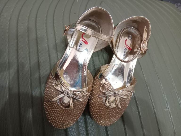 Girls heeled shoes 