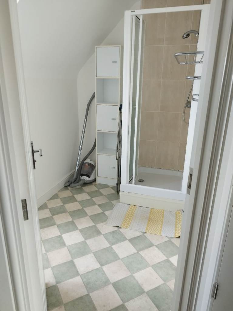 Large en-suite room to rent 