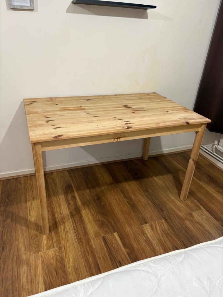 Oak dining table 