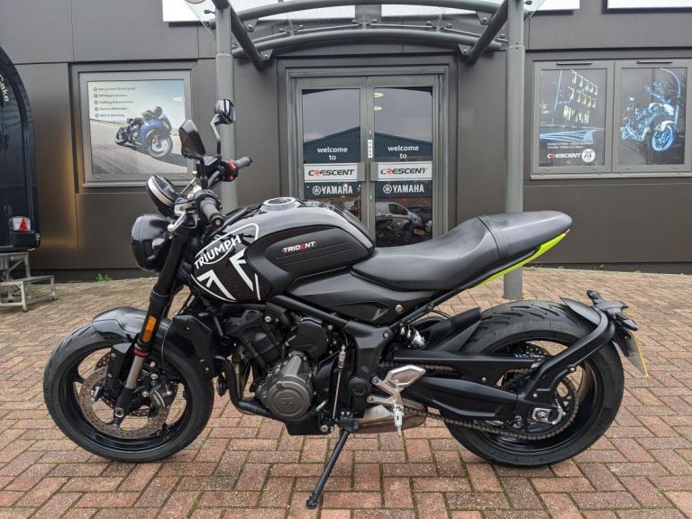 TRIUMPH TRIDENT 660 2024 - BLACK - HEATED GRIPS- 2 SERVICE STAMPS - QUICKSHIFTER